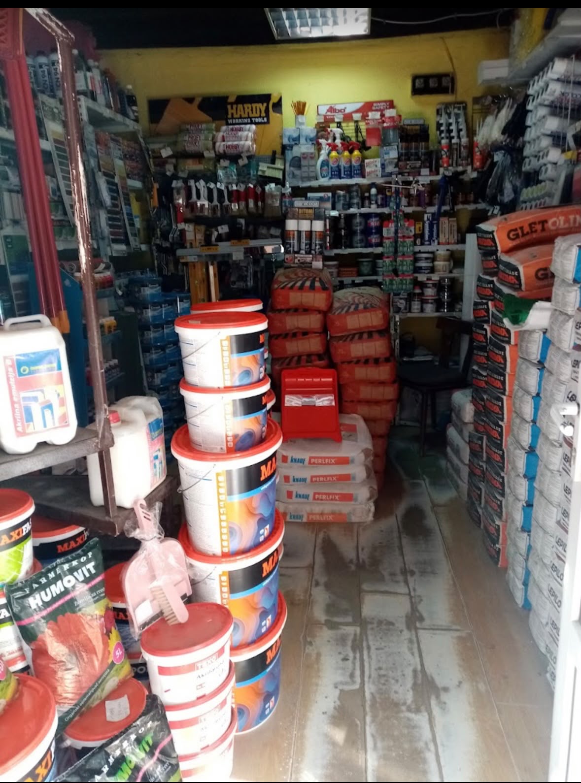 Unutrašnjost farbare ELMOS sa policama boja i alata